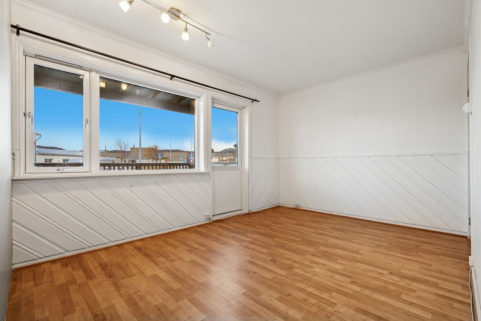 Rommet har store vindusflater som slipper inn godt med naturlig lys og herfra er det også utgang til verandaen Galleribilde