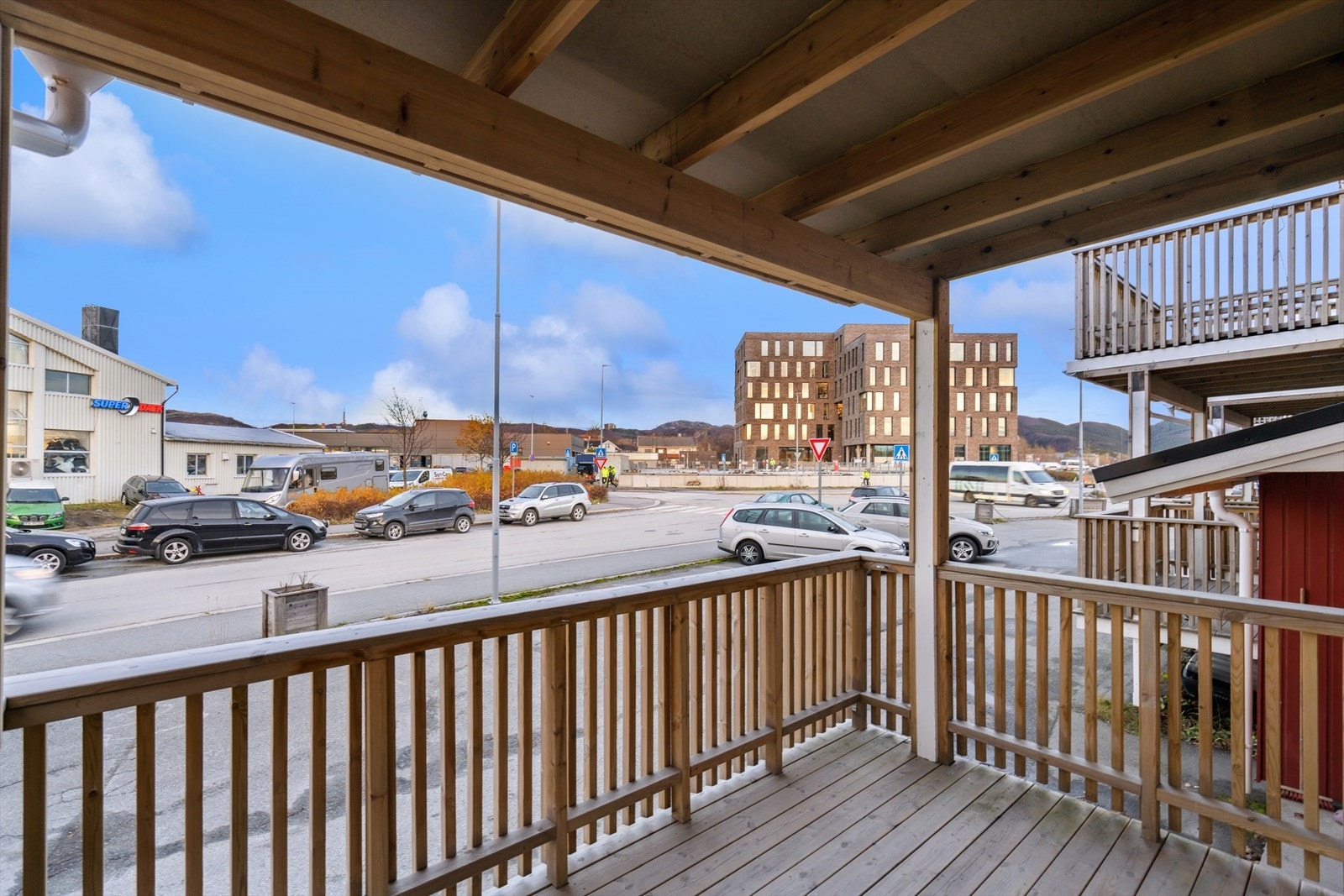 Leiligheten ligger i 1. etasje med tilhørende overbygget nordvendt veranda Galleribilde