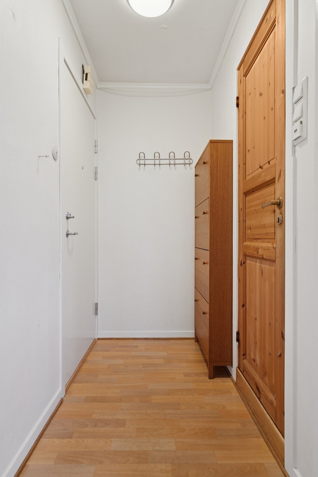 Du ønskes velkommen inn i en hyggelig entrè hvor det er plass til oppbevaring av yttertøy Galleribilde