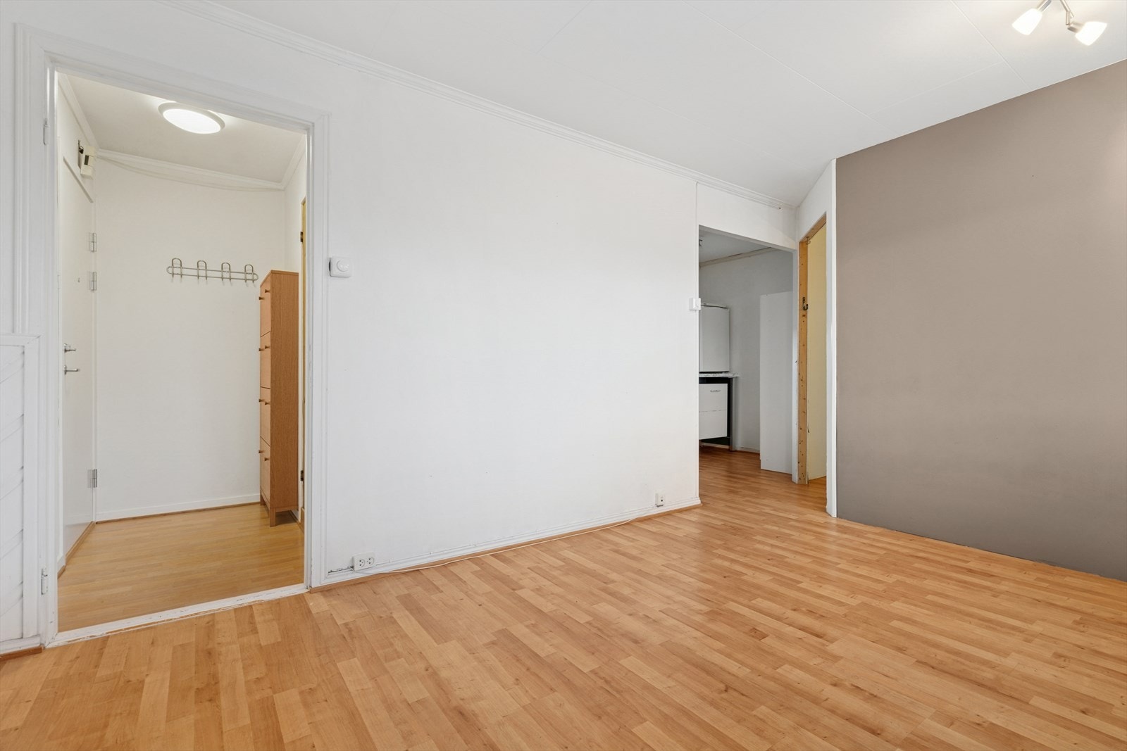 Fra entreen har du tilgang til badet og videre inn i stue/kjøkken Galleribilde