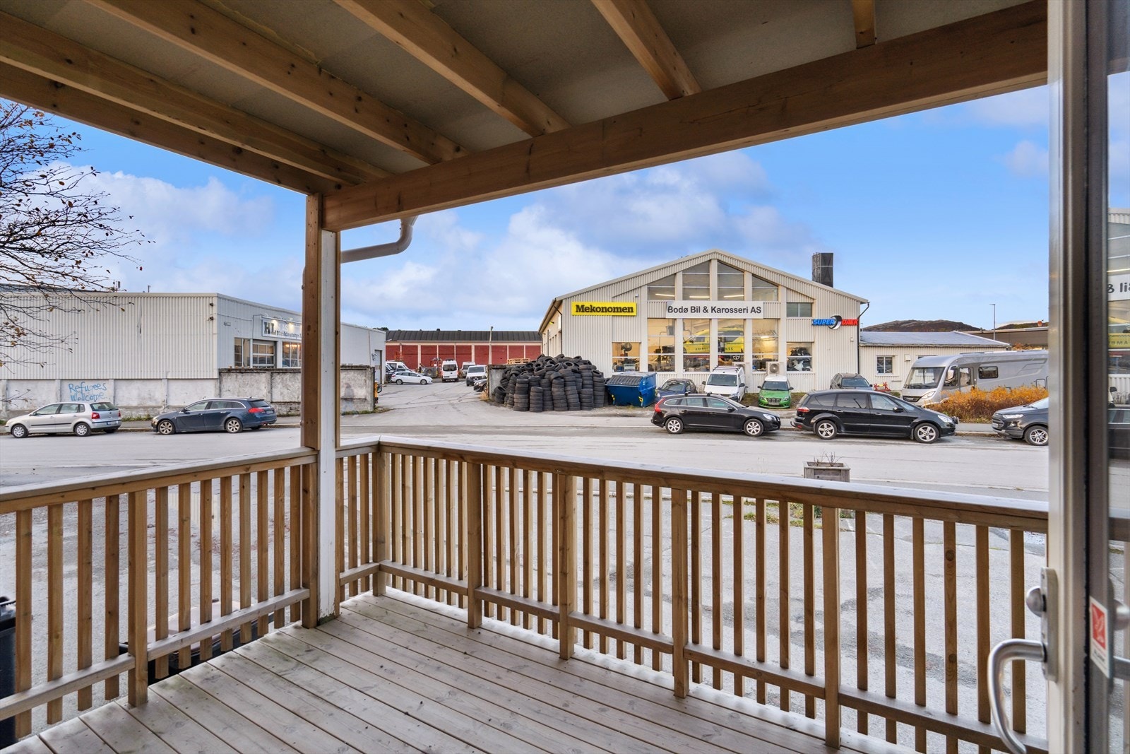 Verandaen er på ca. 7 kvm, noe som gir god plass til utemøbler Galleribilde