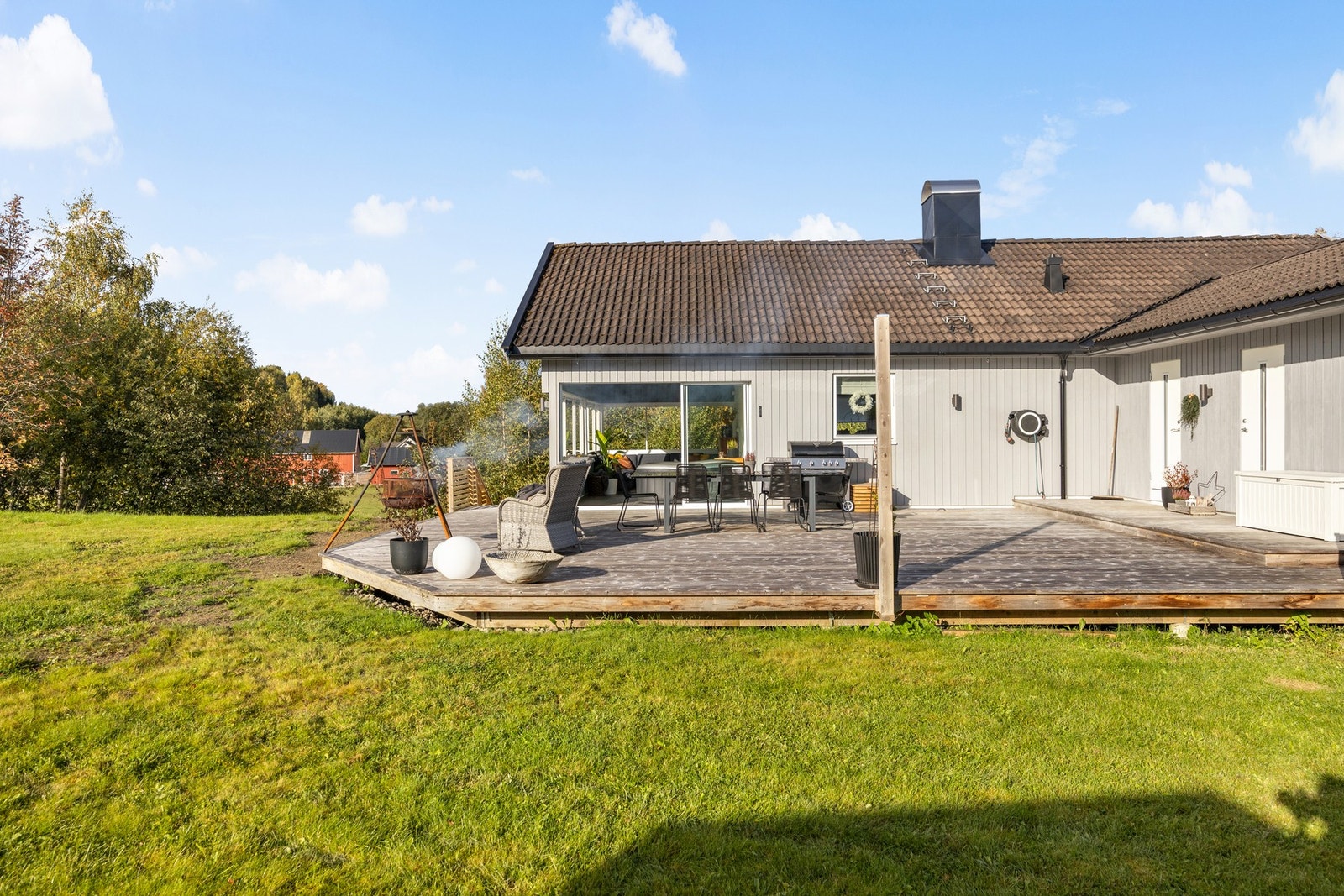 Solrikt uteområde med god plass til det man måtte trenge for å nyte varme sommerdager! Galleribilde