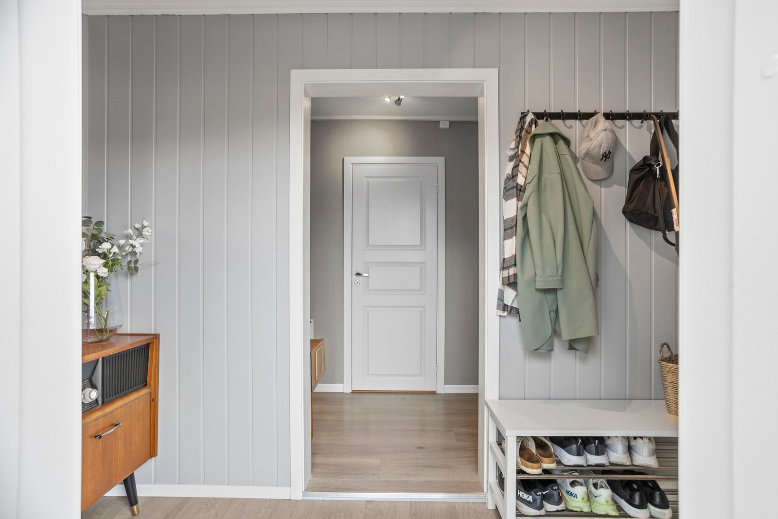 Entré - 4 kvm. Med videre adkomst inn til to boder på til sammen ca 3,5 kvm. Galleribilde