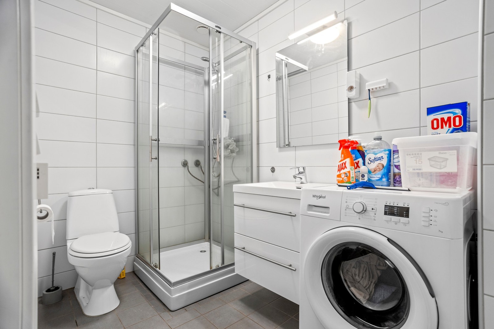 Utleie 2. Bad - 5 kvm. Utstyrt med servantskap, toalett, dusjkabinett og opplegg for vaskemaskin Galleribilde