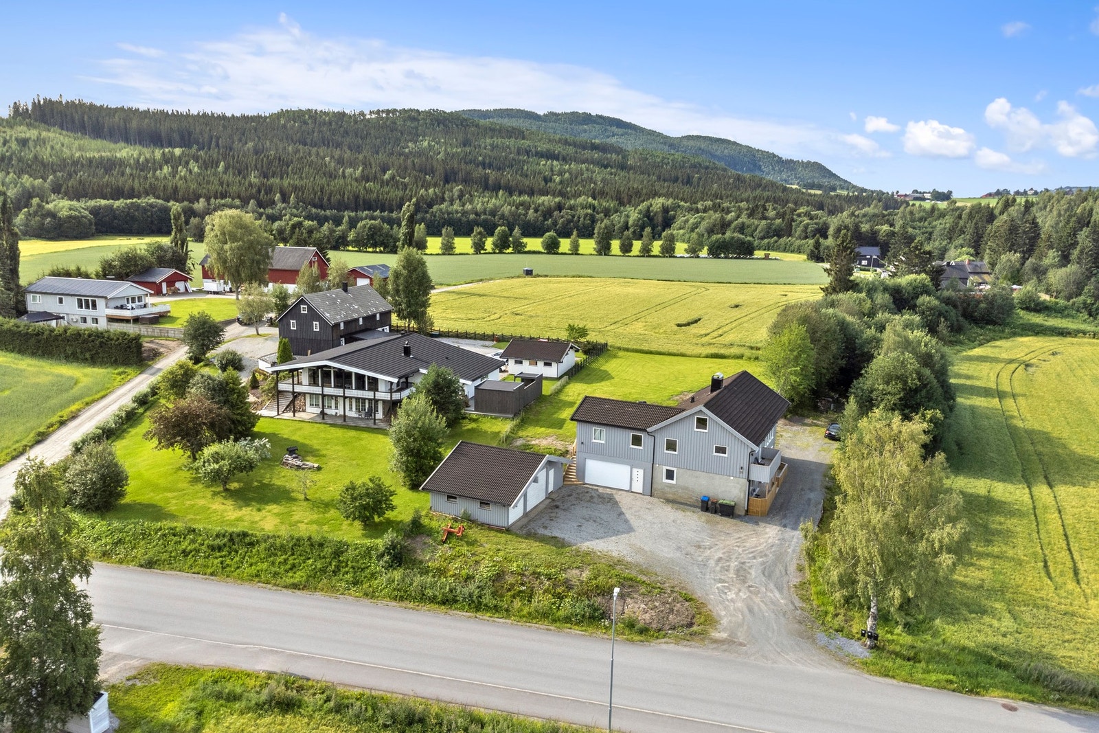 Trivelig enebolig med to utleieenheter og mye garasjeplass. Galleribilde