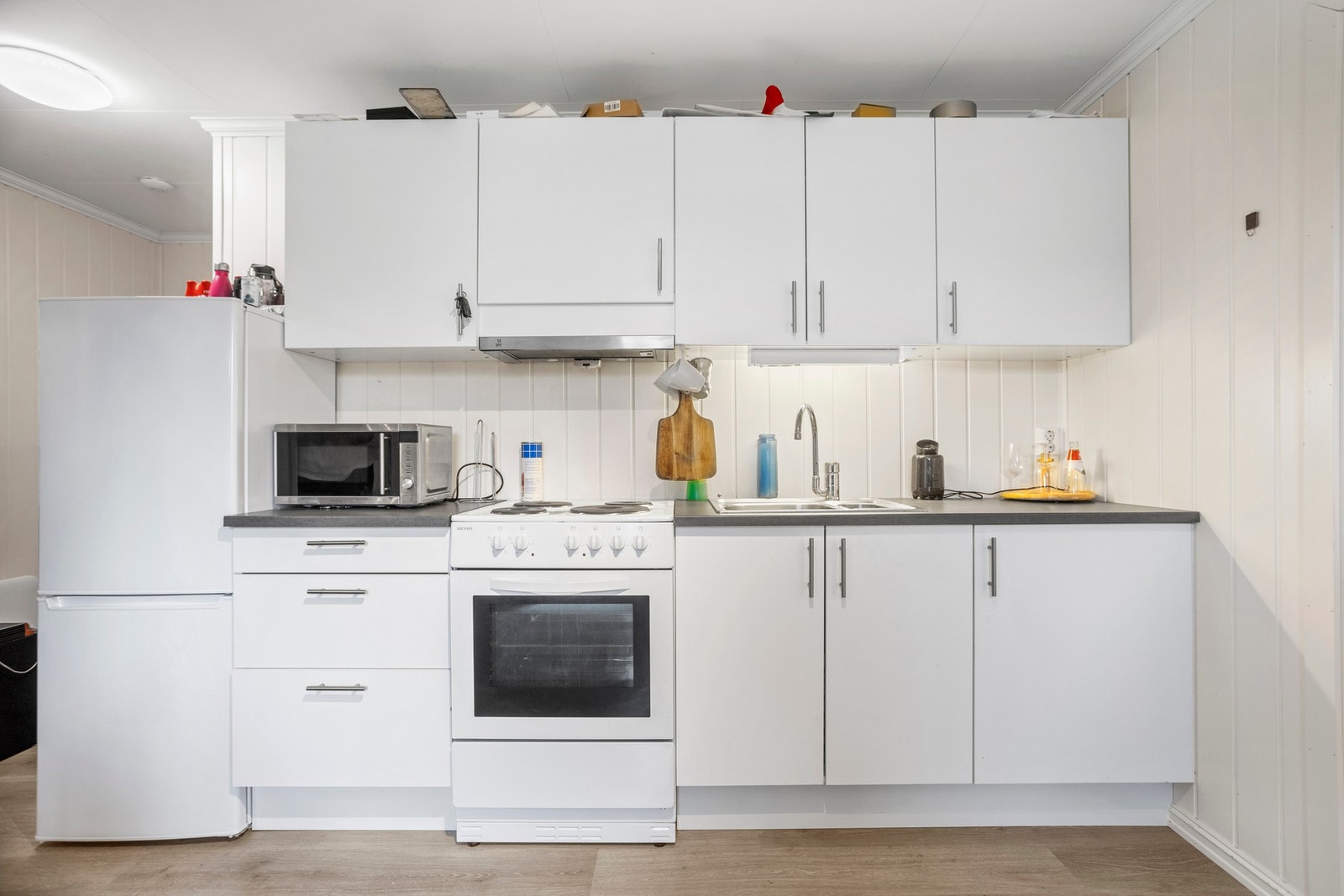 Utleie 2. Kjøkkeninnredning med avsatt plass for hvitevarer. Galleribilde