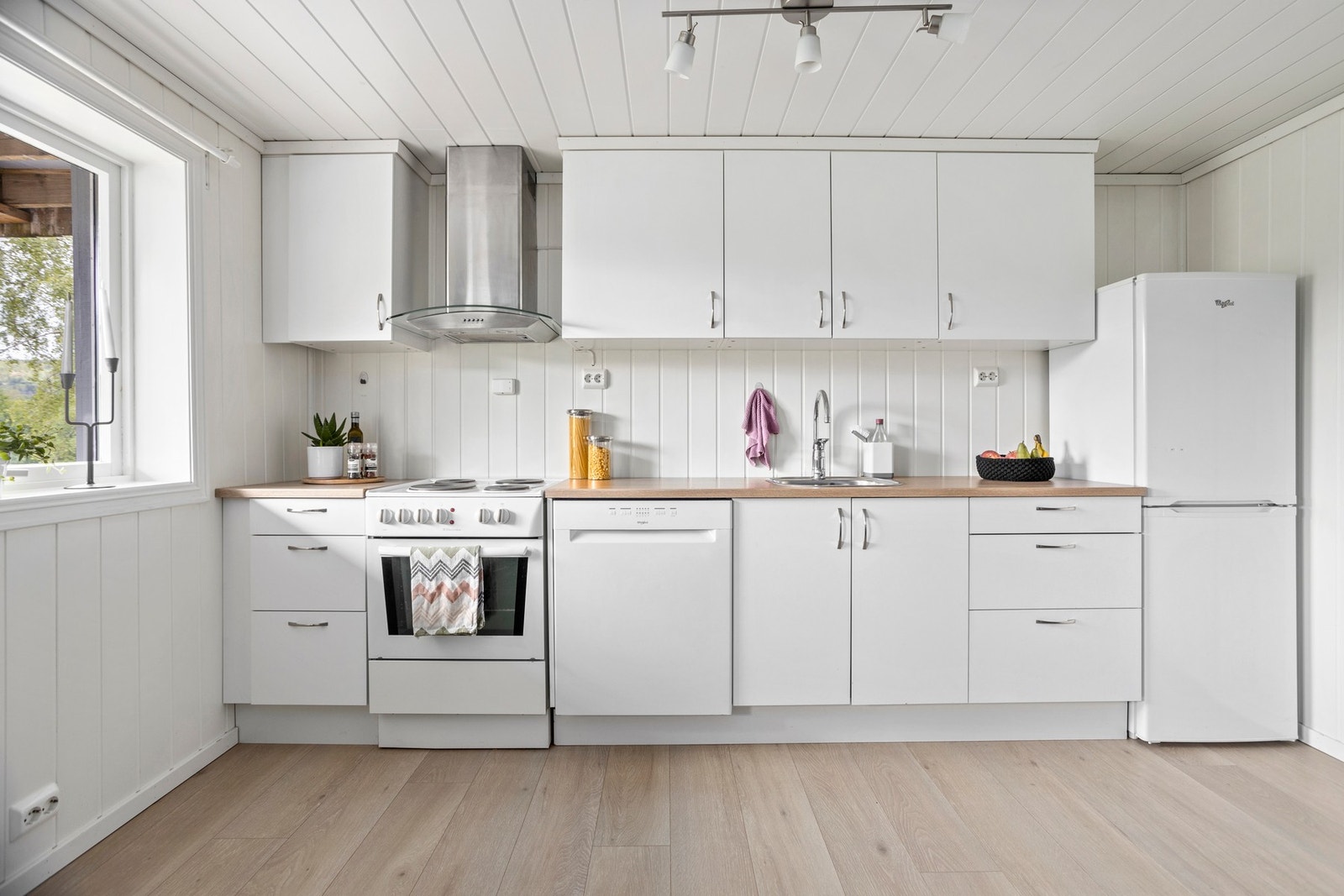 Utleie 1. Kjøkkeninnredning fra 2016 med avsatt plass for hvitevarer. Galleribilde