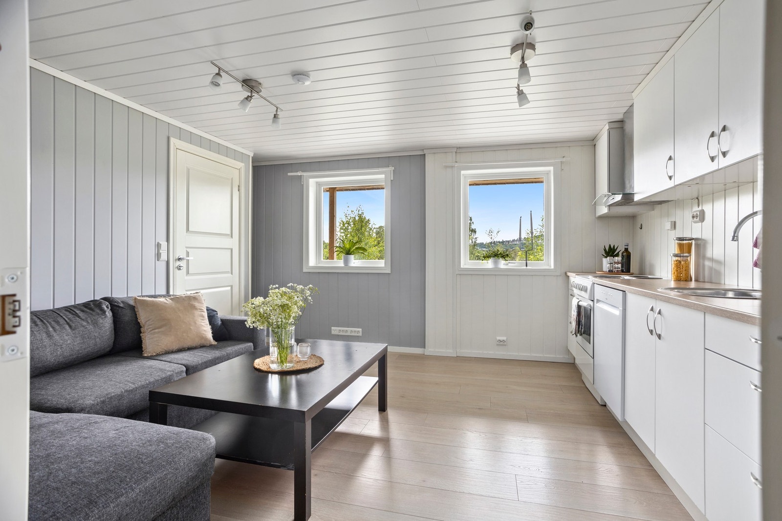 Utleie 1. Stue og kjøkken - 15 kvm. Hobbyrom omgjort til stue/kjøkken. Det foreligger ingen søknad om bruksendring og kjøper overtar risiko for dette Galleribilde