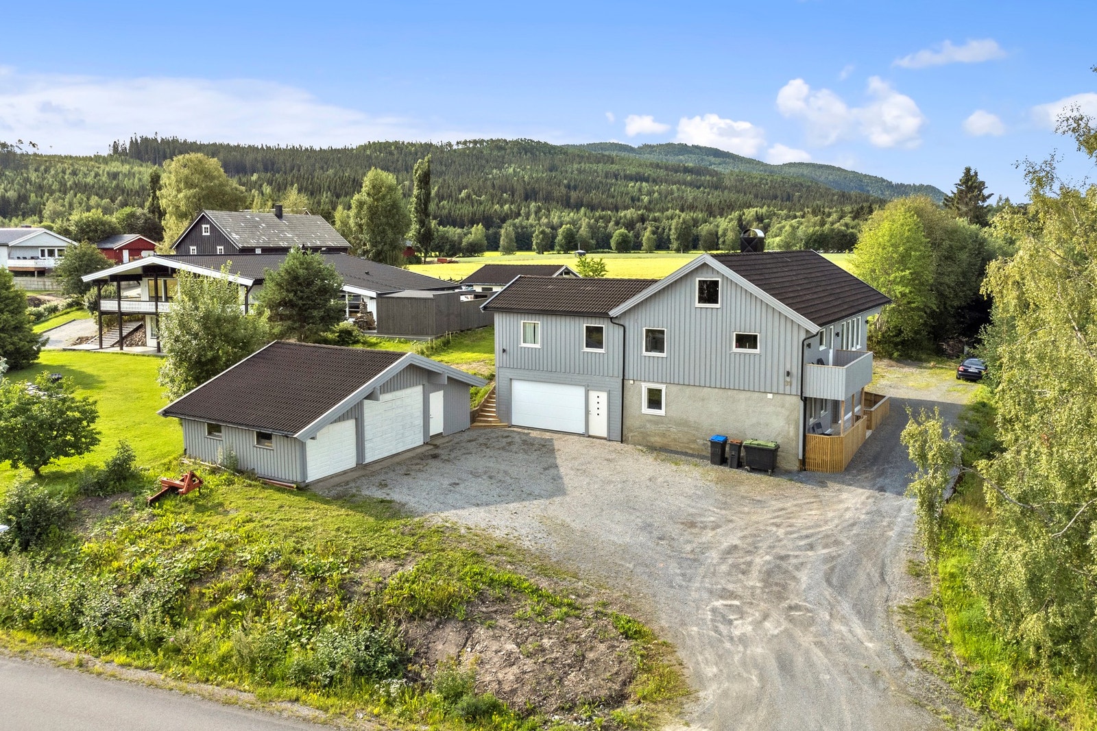 Kort veg til turområder, skoler, idrettsanlegg og butikker på Guldbergaunet. Ca 2 km til sentrum. Galleribilde