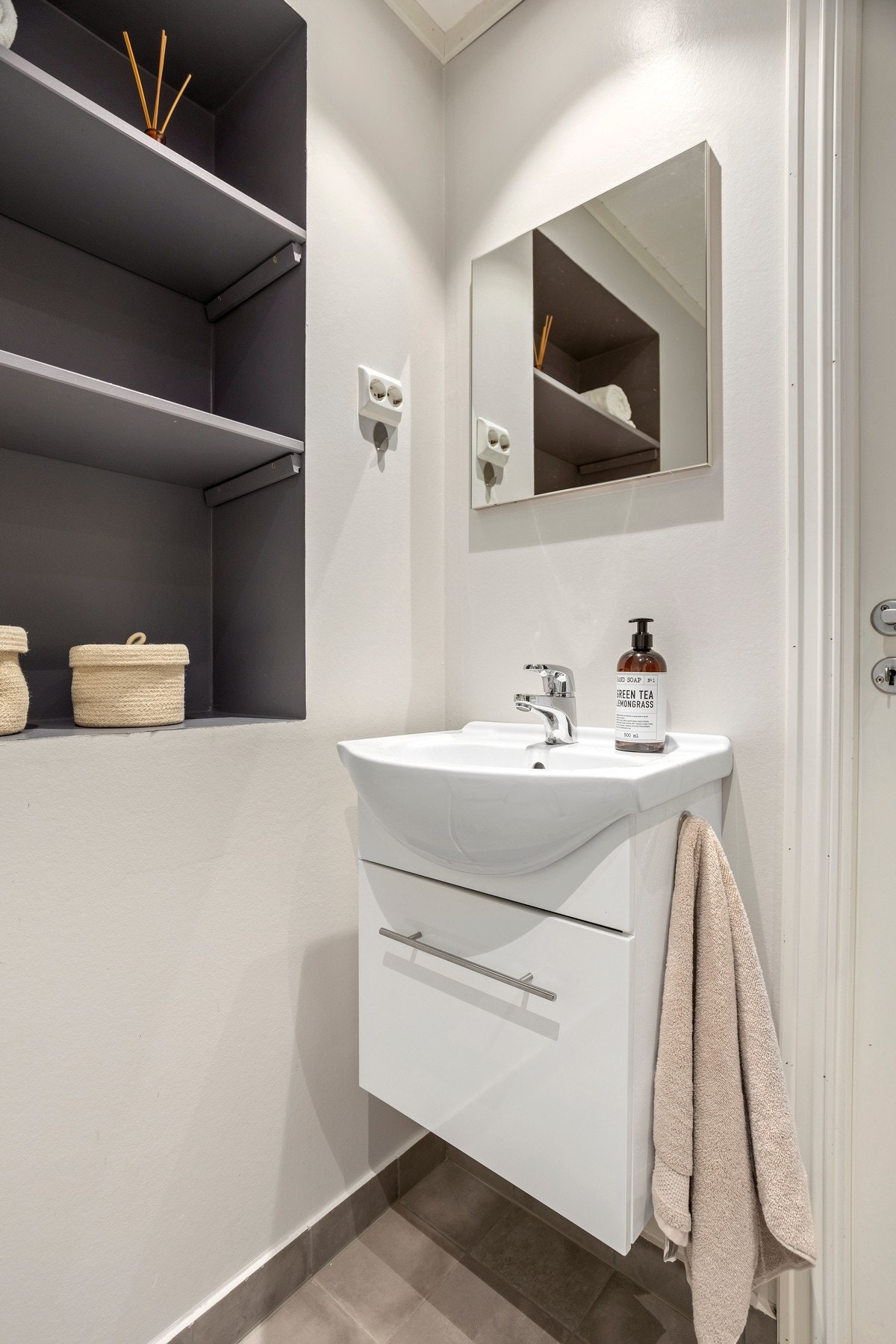 Utleie 1. Utstyrt med servantskap, toalett og dusjkabinett Galleribilde