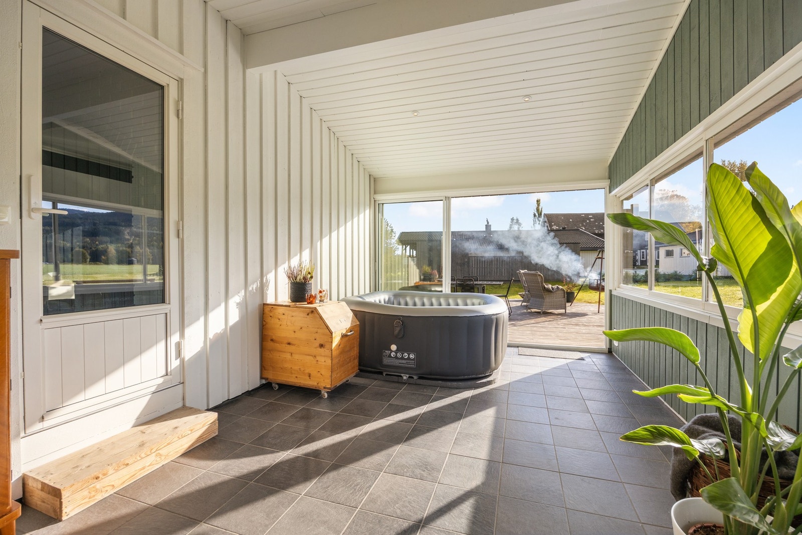 På den innglassede terrassen er det downlights i taket Galleribilde