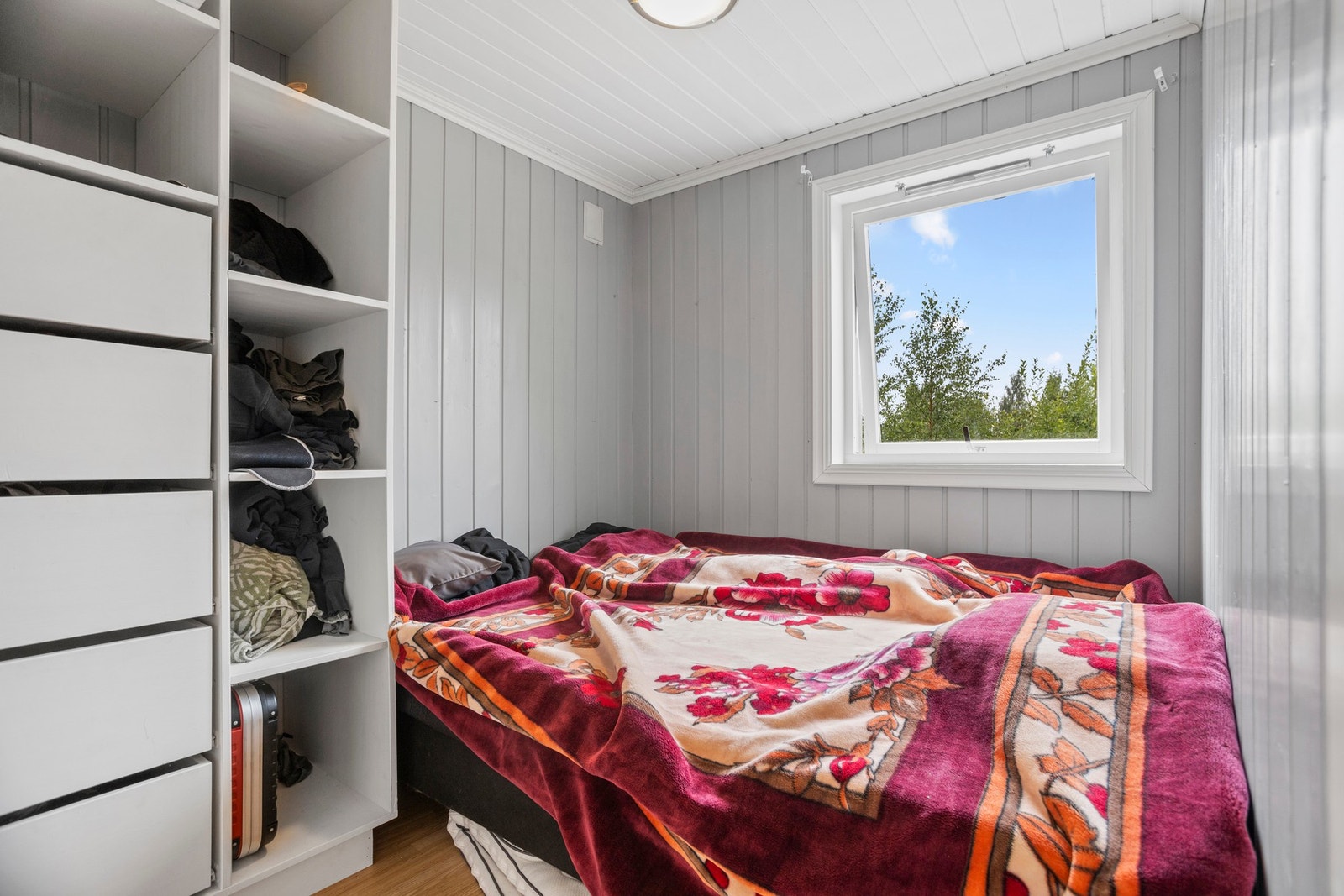 Utleie 2. Soverom - 7 kvm. Sportsbod omgjort til soverom. Det foreligger ingen søknad om bruksendring og kjøper overtar risiko for dette Galleribilde