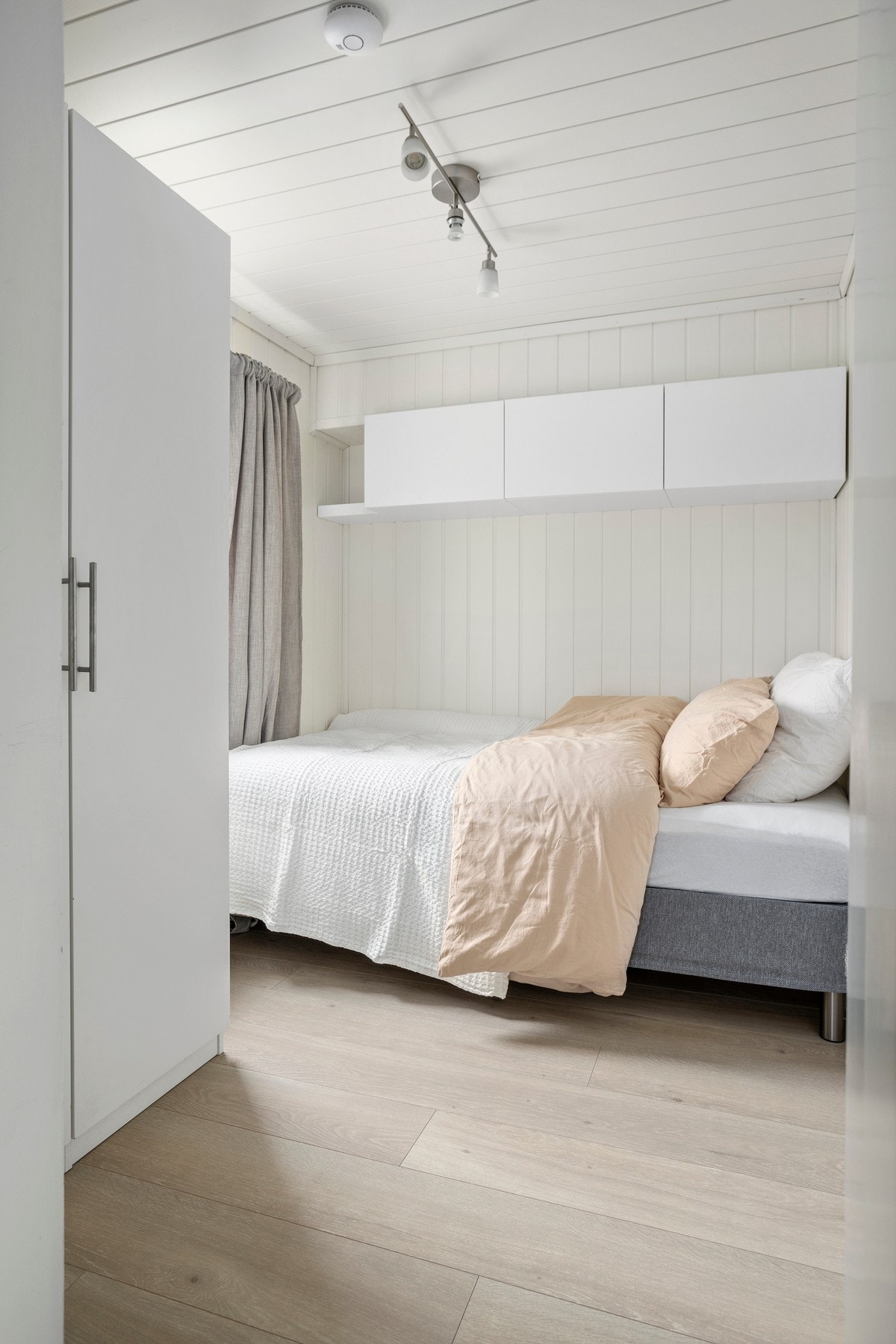 Utleie 1. Soverom - 7 kvm. Disp. rom omgjort til soverom. Det foreligger ingen søknad om bruksendring og kjøper overtar risiko for dette Galleribilde