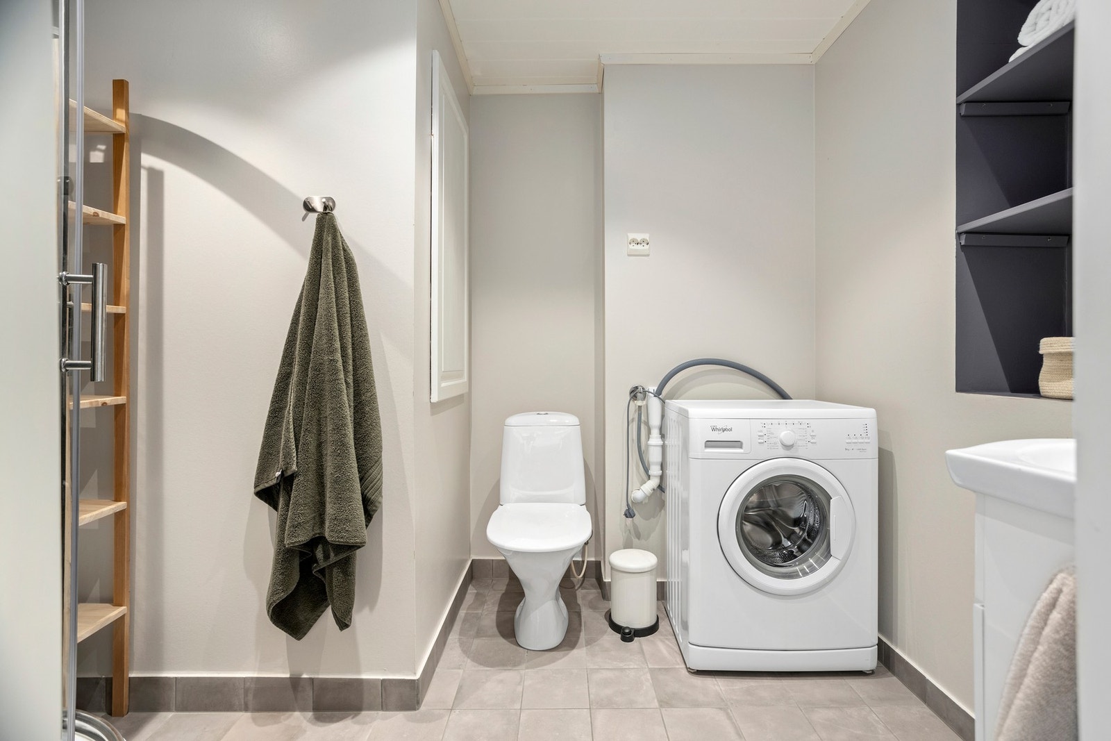 Utleie 1. Bad - 5 kvm. Opplegg for vaskemaskin. Matbod omgjort til bad. Det foreligger ingen søknad om bruksendring og kjøper overtar risiko for dette Galleribilde