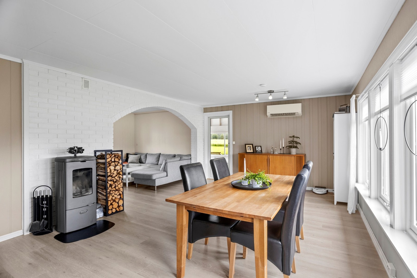 Nøytrale overflater, downlights og flere vindu gir gode lysforhold i stuen. Galleribilde