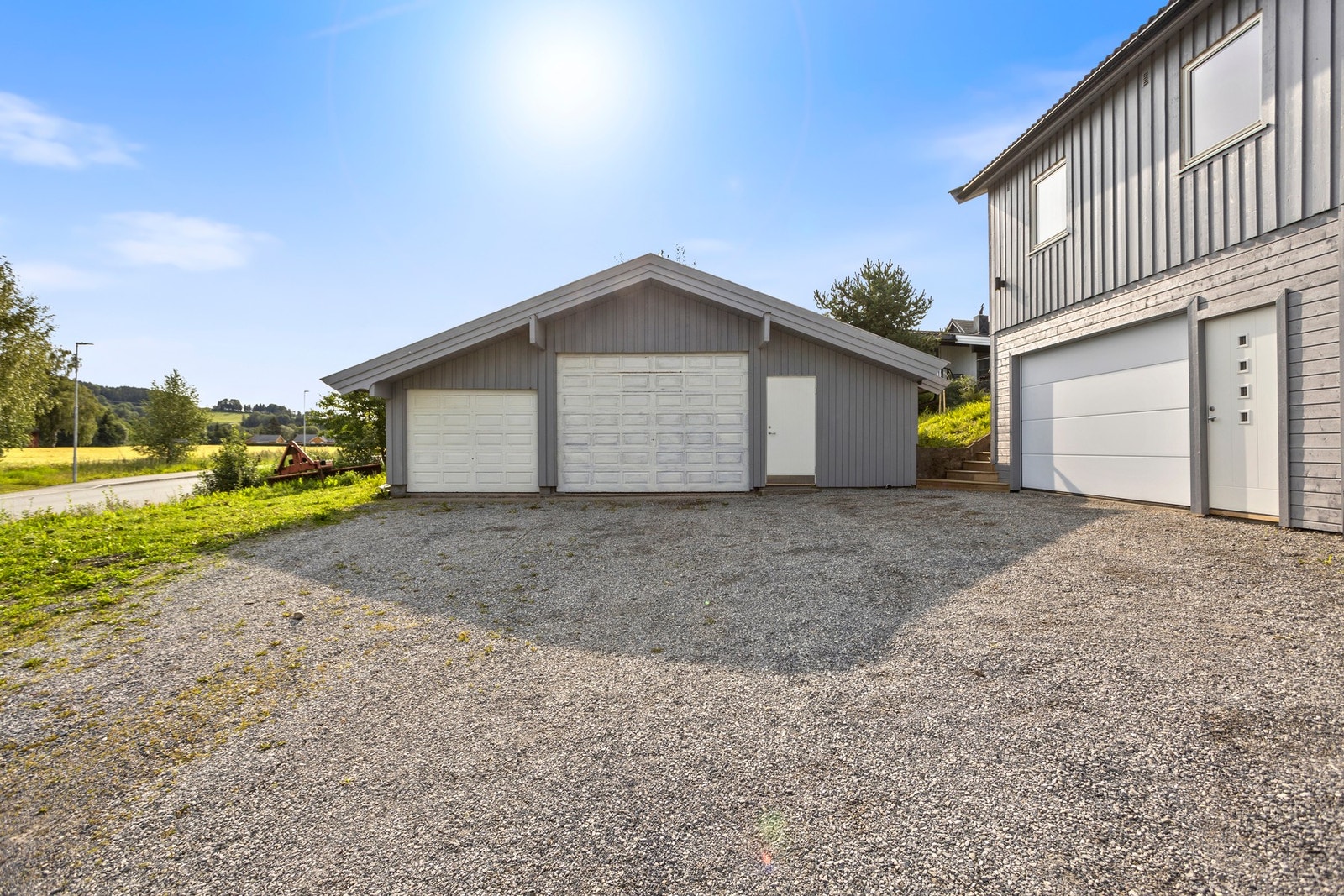 Garasje - 61 kvm, samt to garasjer i underetasje av huset på hhv. 31 kvm og 22 kvm. Galleribilde