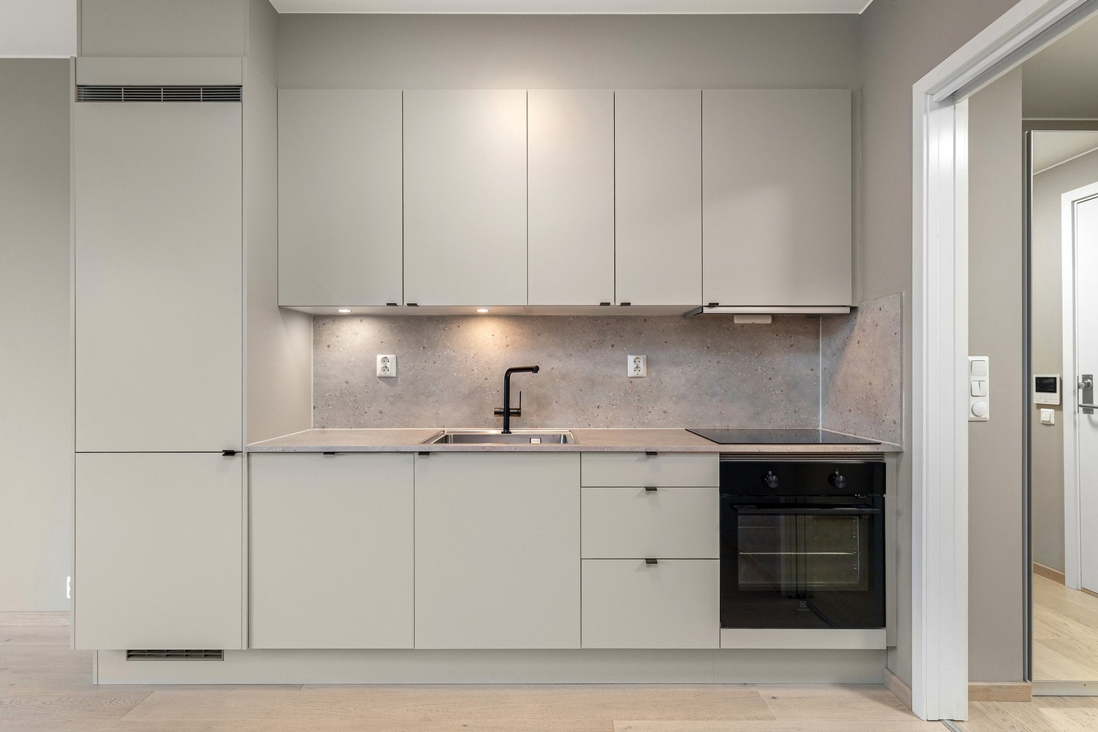 Her er det god skap- og benkeplass. Galleribilde