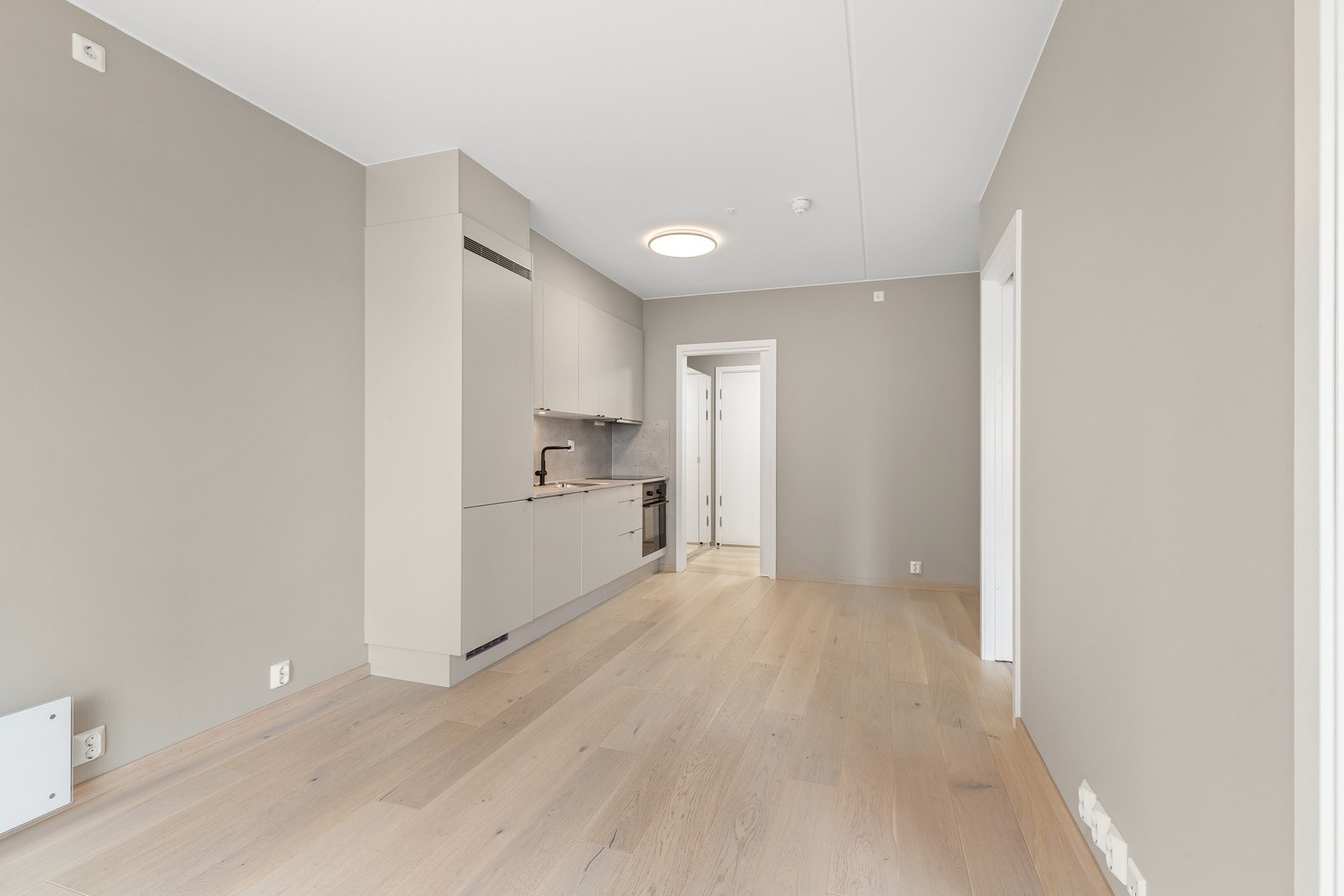 Stuen har moderne og sosial åpen kjøkkenløsning. Galleribilde