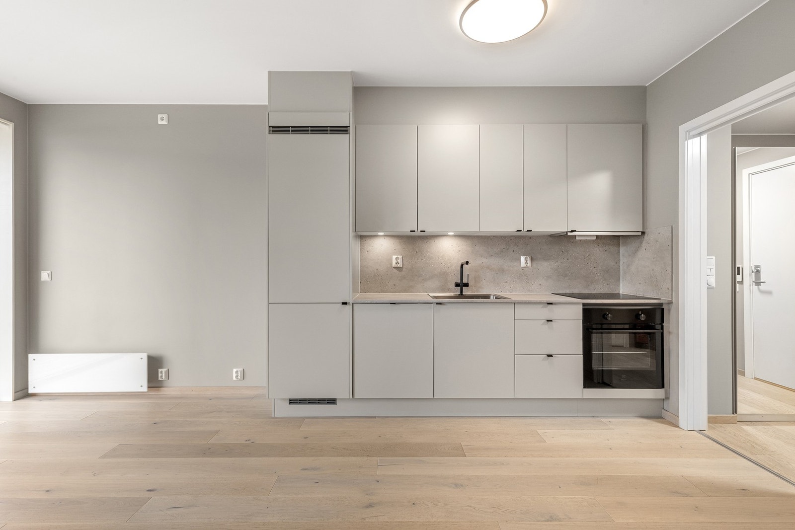 Lekkert Sigdal kjøkken med integrerte hvitevarer. Galleribilde