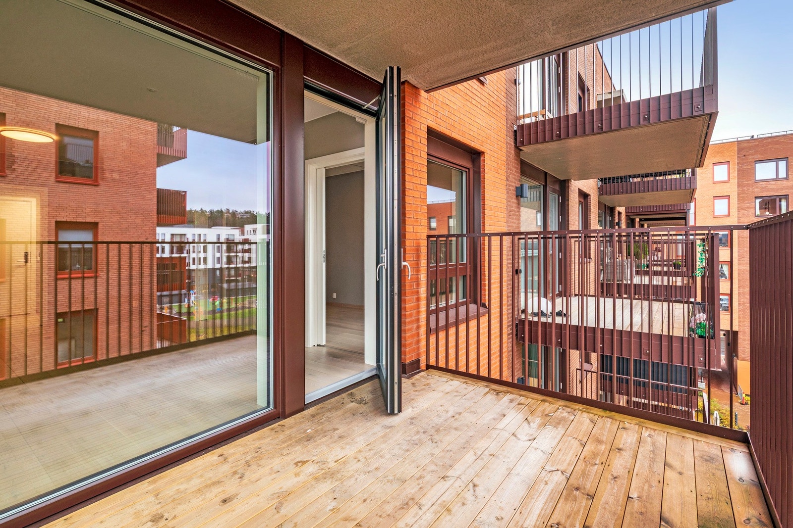 Balkongen er på hele 8 kvm, her er det god plass til utemøblement. Galleribilde