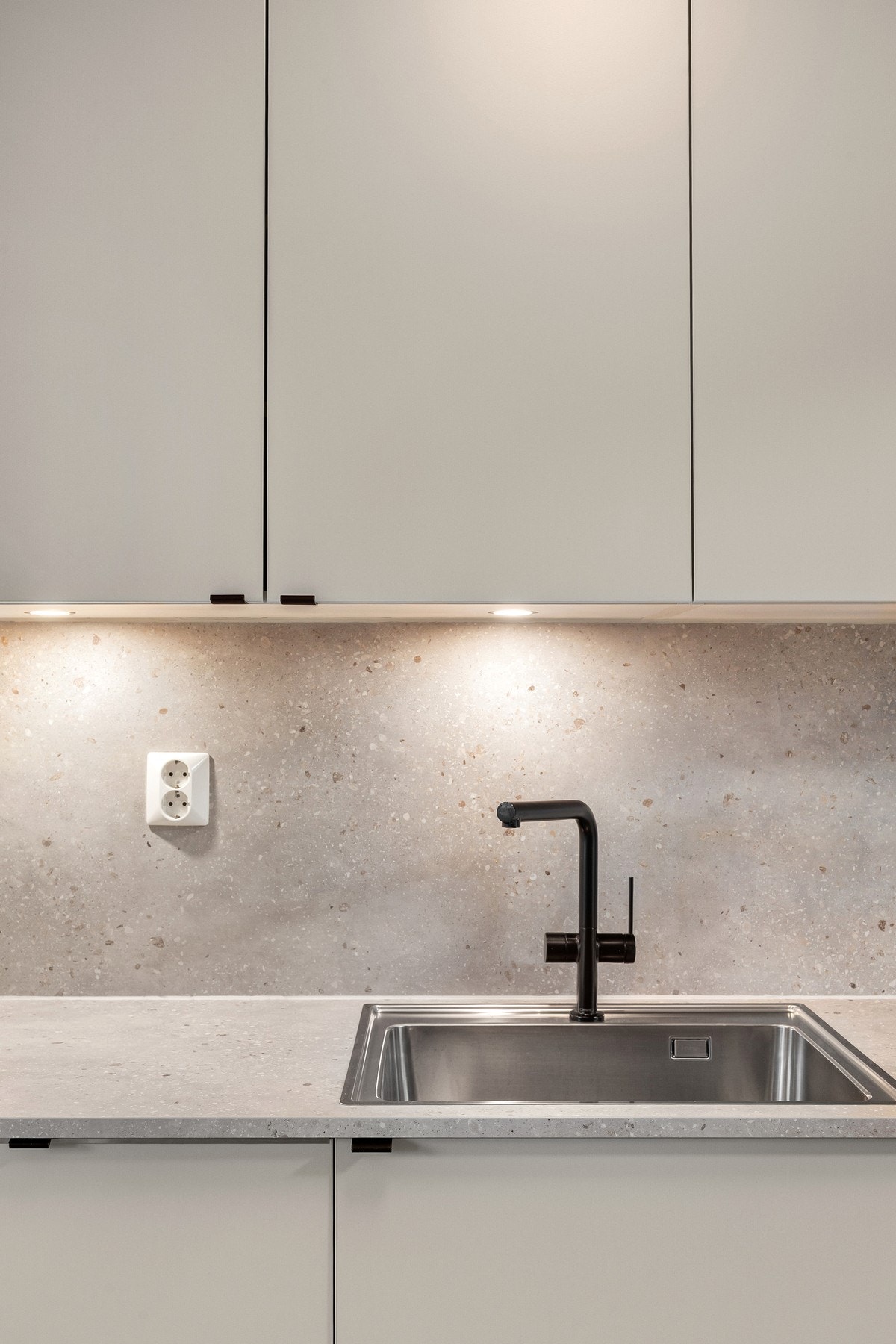 Under overskapene er det integrert spotbelysning. Galleribilde