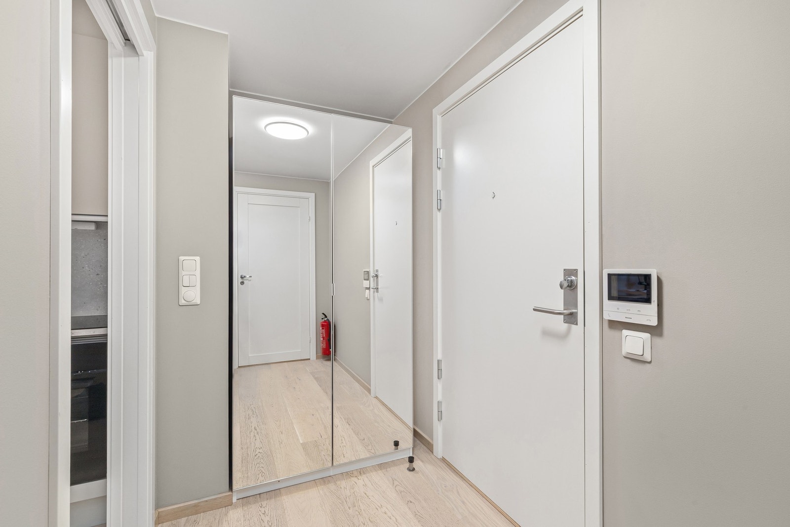 Romslig og innbydende entré med god oppbevaringsplass i garderobeskap. Galleribilde