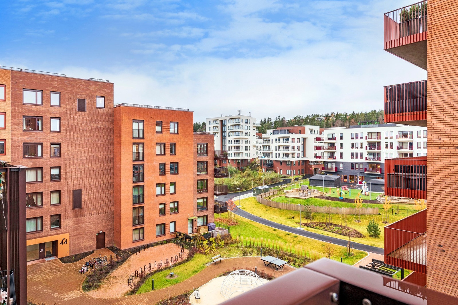 Balkongen vender inn mot det rolige gårdsrommet. Galleribilde