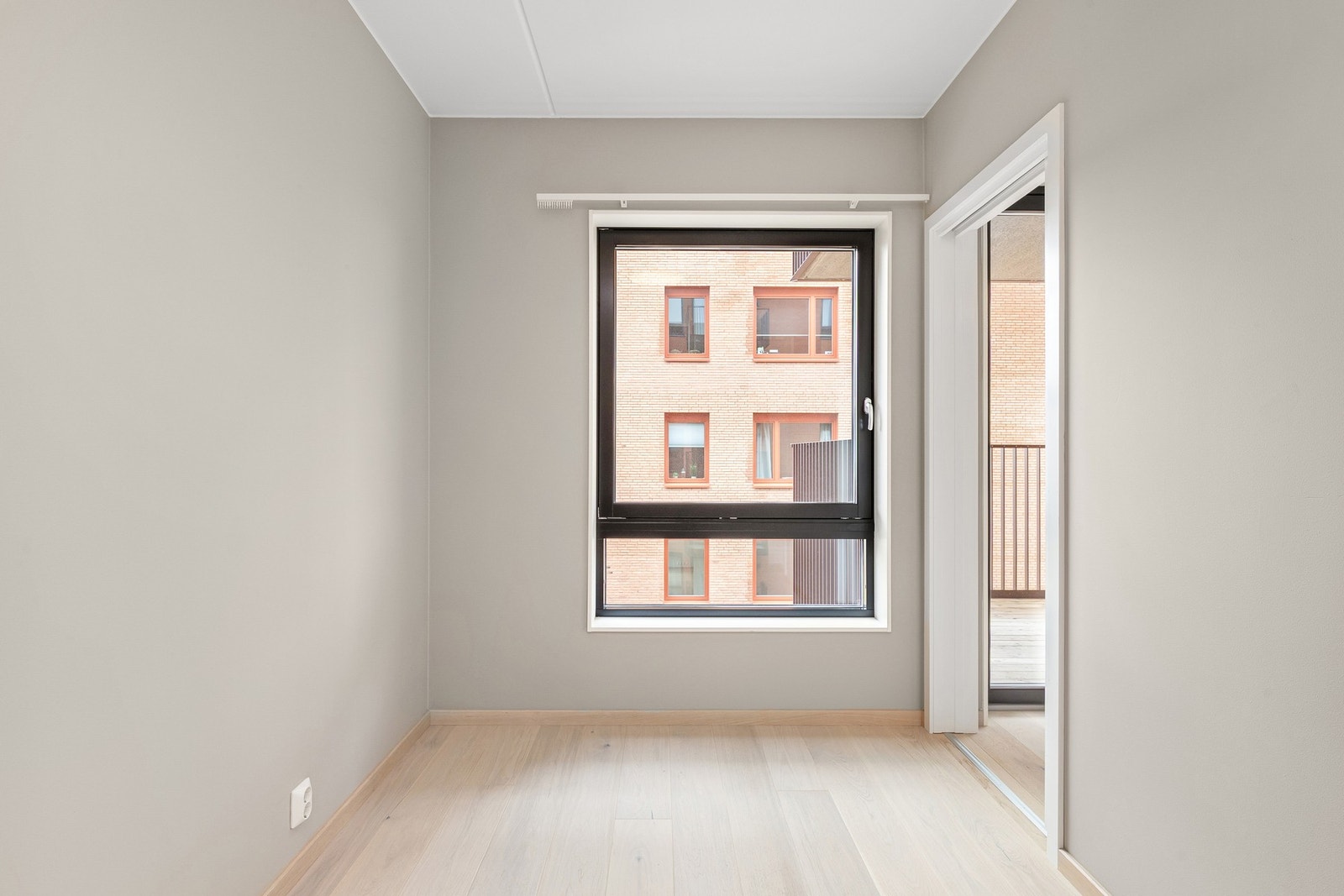 Godt med lysinnslipp til rommet. Galleribilde