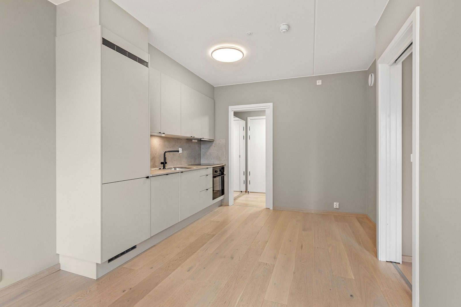 Det er plass til spisebord ved kjøkkenet. Galleribilde