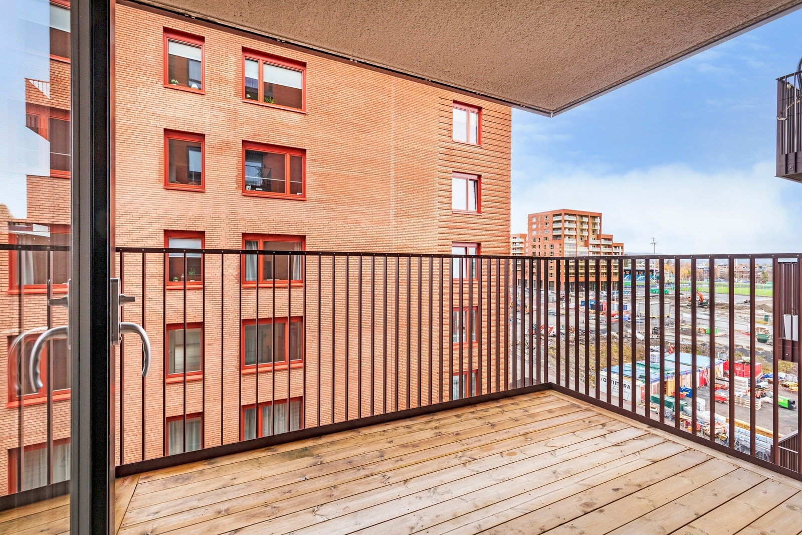 Fra stuen er det utgang til en vestvendt balkong. Galleribilde