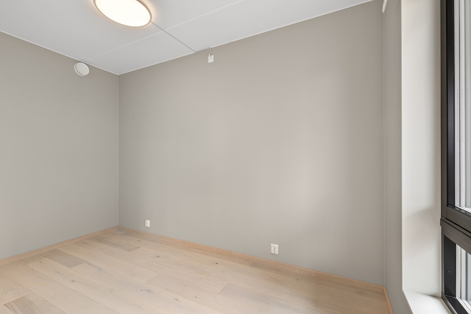 Rommet er malt i en behagelig og tidsriktig beigetone. Galleribilde