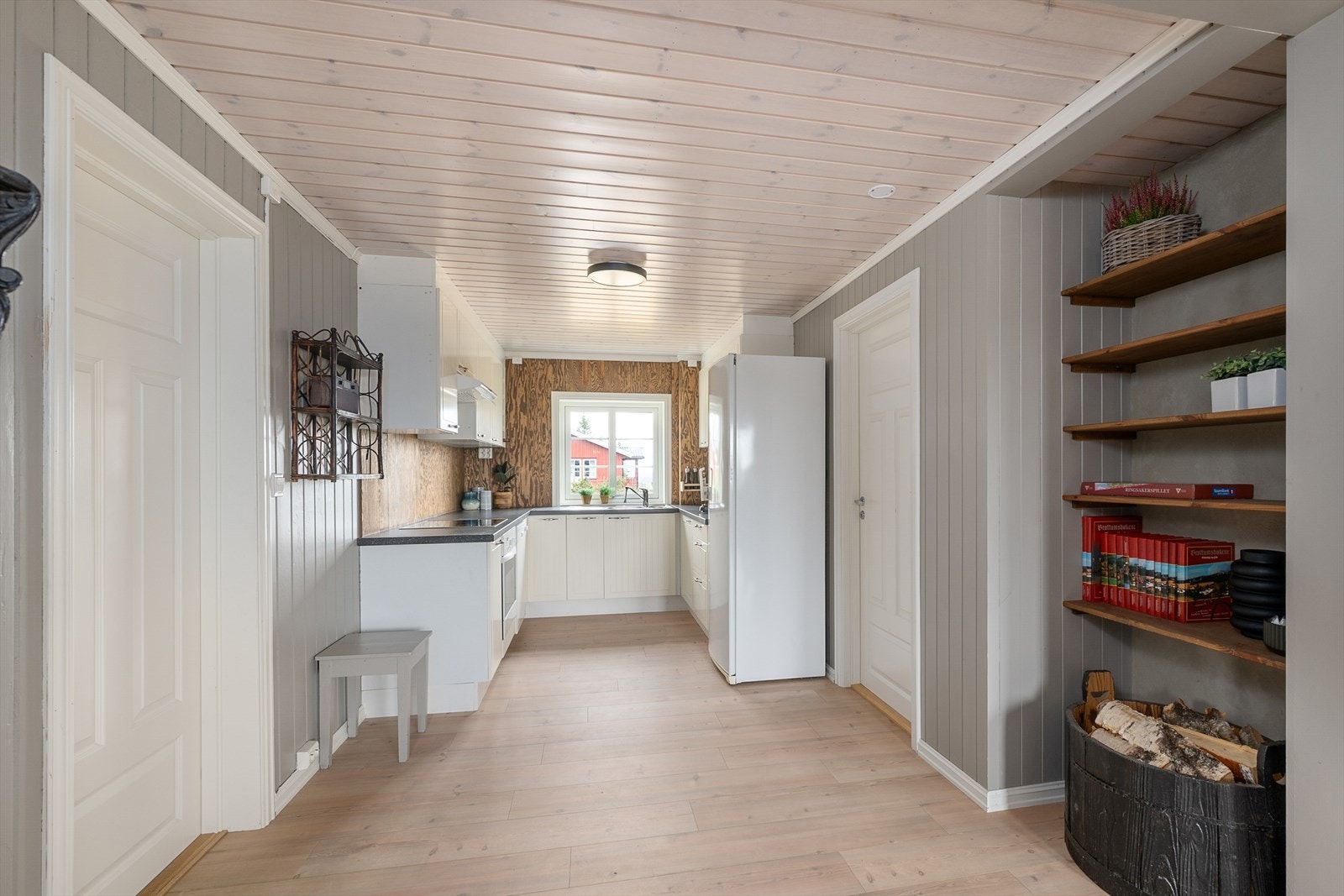 Det er adkomst til ett av hyttas 3 soverom fra kjøkkenet. Galleribilde