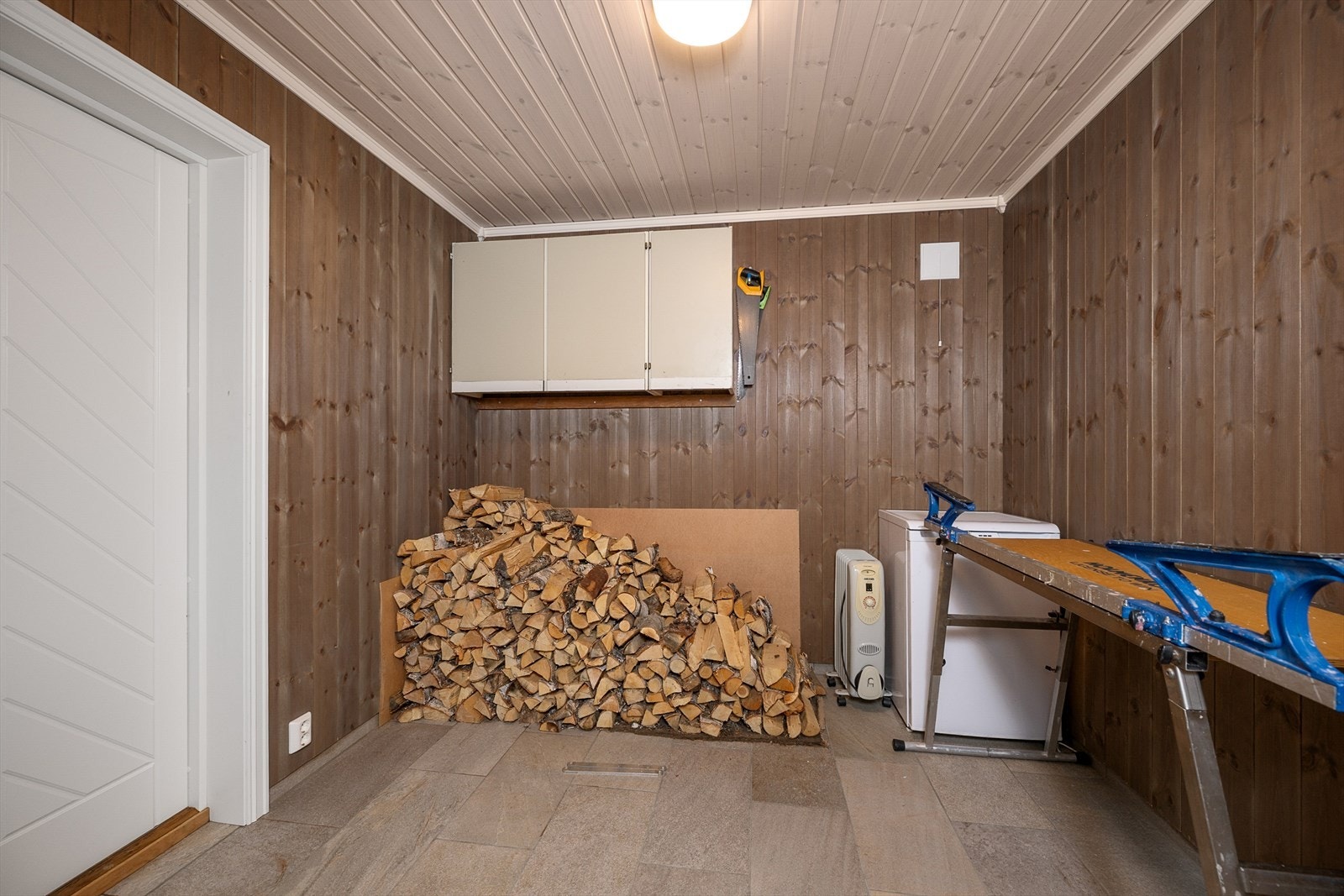 Praktisk bod for oppbevaring og smøring av ski. Galleribilde