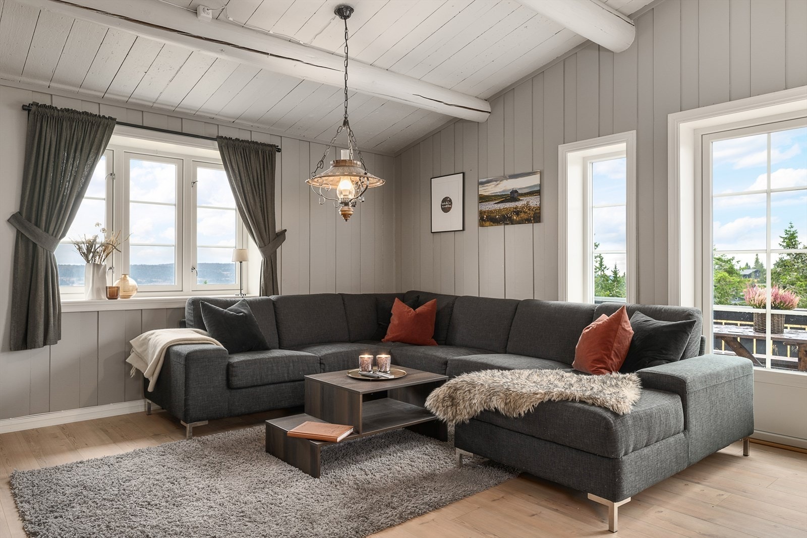 Den gode takhøyde i stua bidrar til en fin romfølelse. Delikate og tidløse fargevalg. Galleribilde