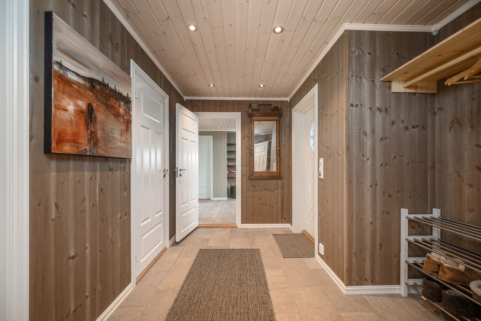 Romslig entré med flislagt gulv, god plass til oppbevaring og lyse detaljer. Galleribilde