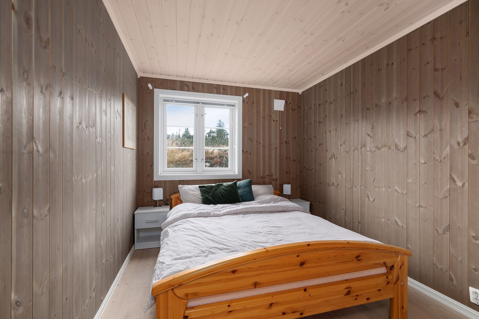 Det tredje soverommet er plasser ti tilbygget. vegger har lun panel. Taket har lys panel. Rommet har plass til dobbeltseng. Galleribilde