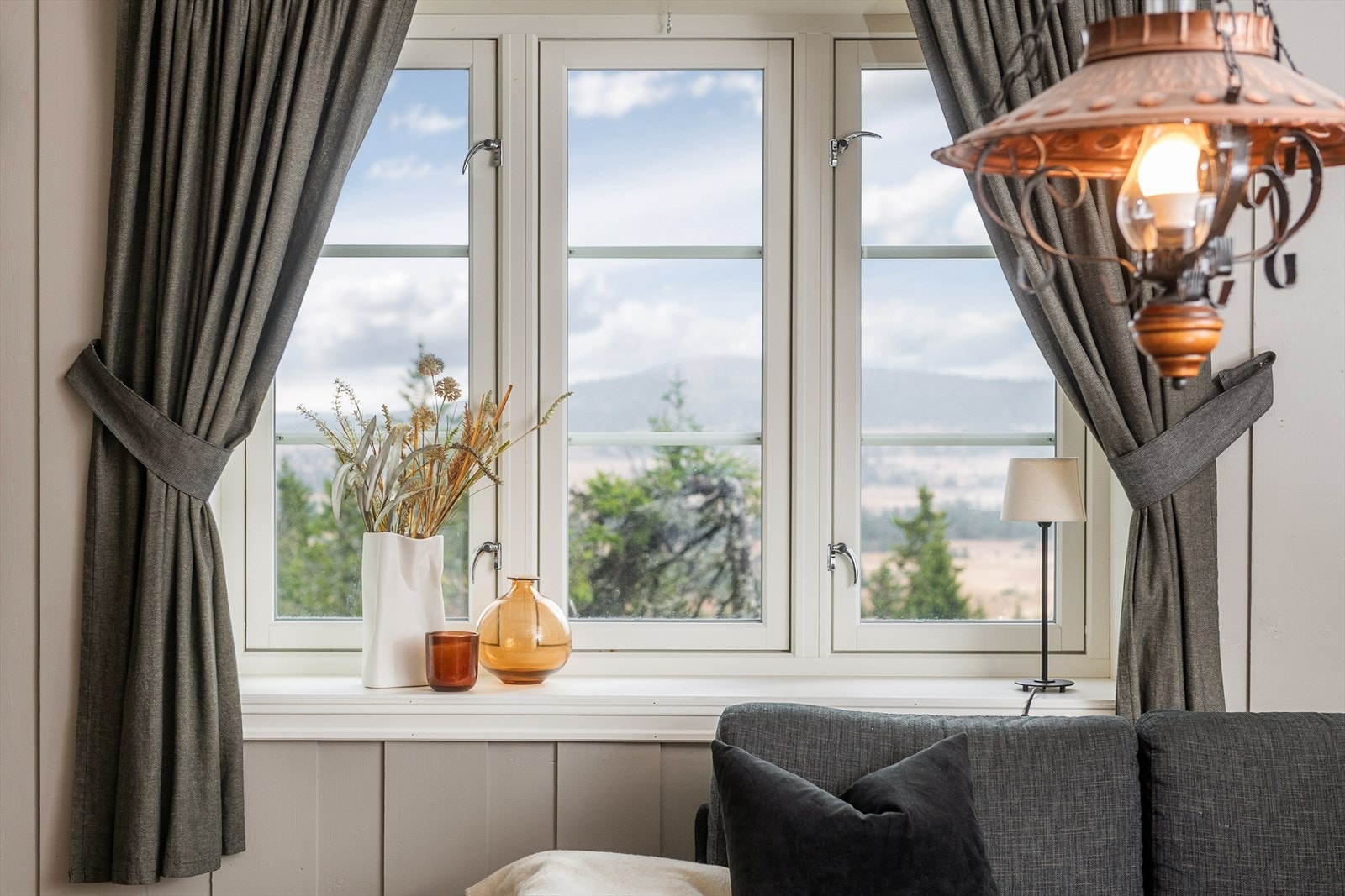 Vakkert skue! Den fine utsikten kan også nytes gjennom stuevinduene. Galleribilde