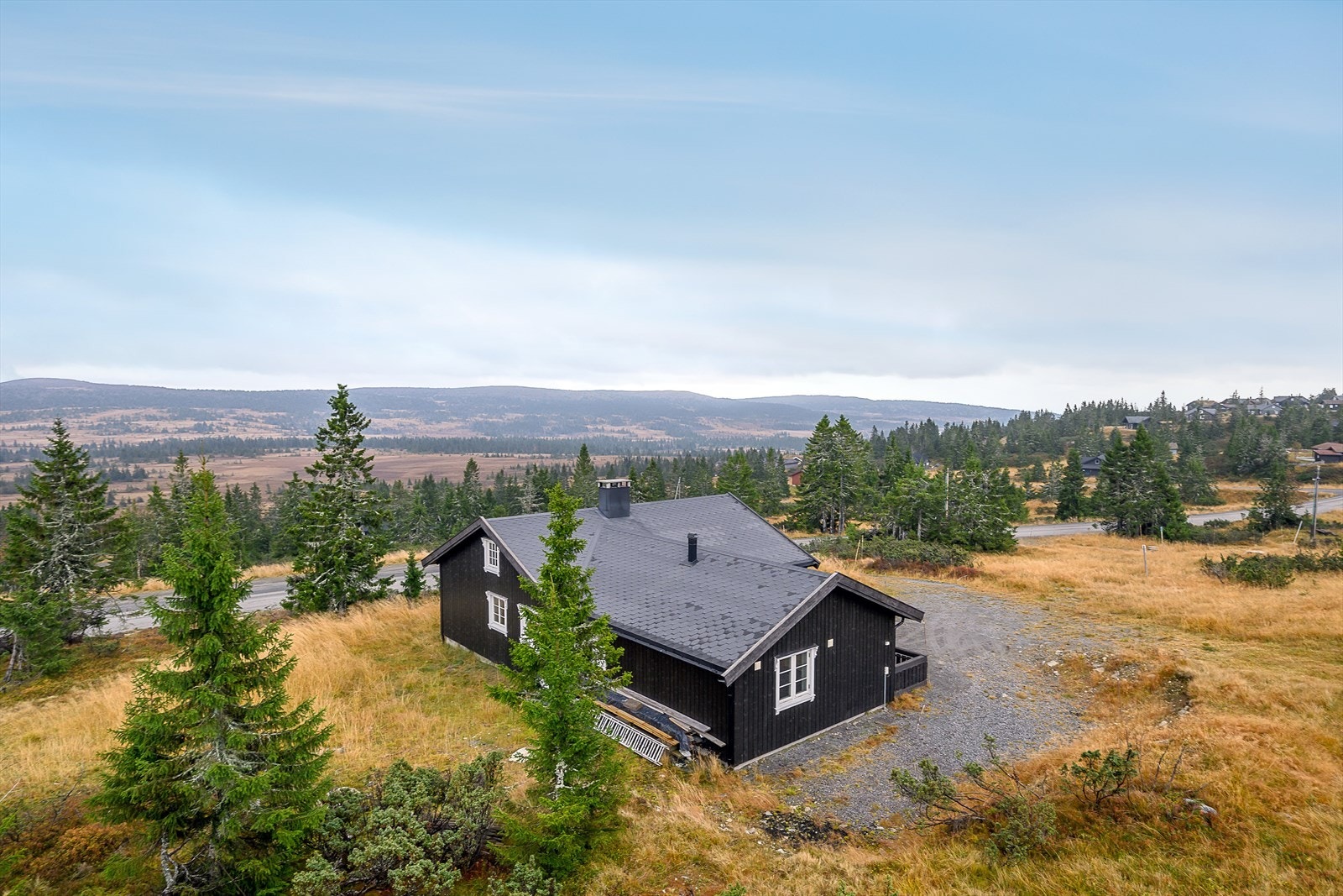Hytta ligger på populære Storåsen v/ Sjusjøen. Lett skrånende terreng. Ca 2,5 km til sentrum av Sjusjøen. Galleribilde