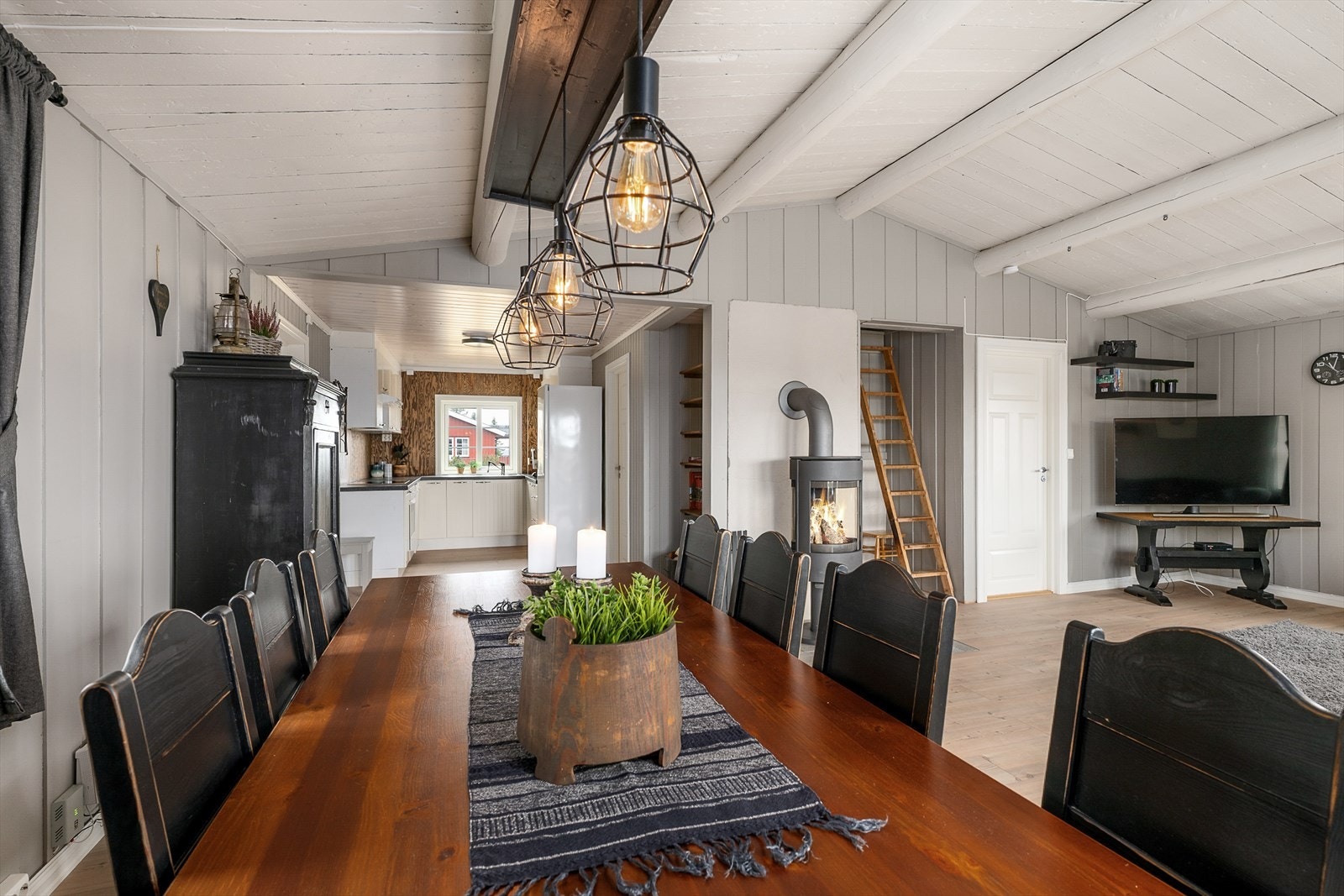 Det er en gjennomført og helhetlig stil i hytta og en hyggelig atmosfære. Galleribilde