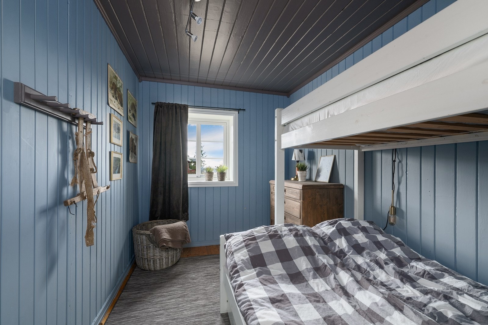 Soverom med plass til familiekøye. Malte vegger og tak. Galleribilde