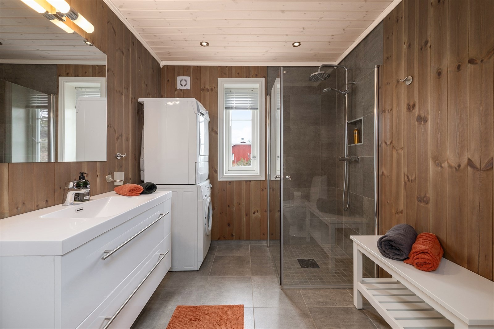 Pent og tiltalende bad/wc med dusjkabinett og romslig baderomsinnredning. Plass og opplegg for vaskemaskin og tørketrommel. Galleribilde