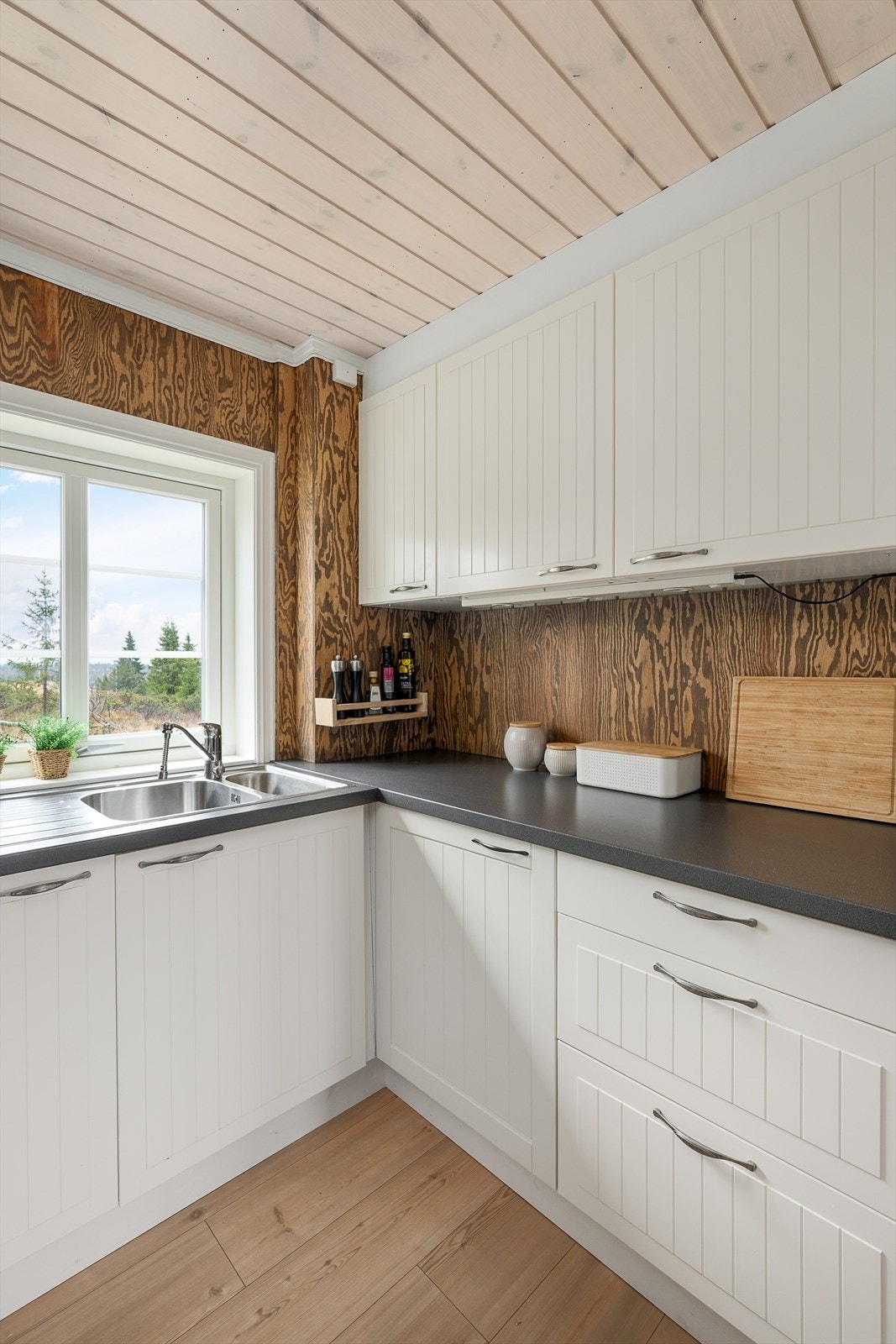 Det lyse kjøkkenet står fint til de lune veggene. Galleribilde