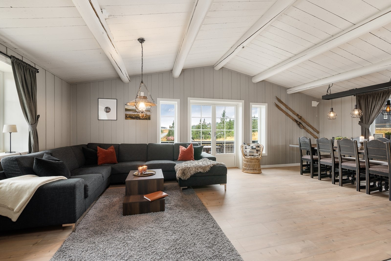 Det er god takhøyde i stua og fint, naturlig lys inn i rommet. Galleribilde