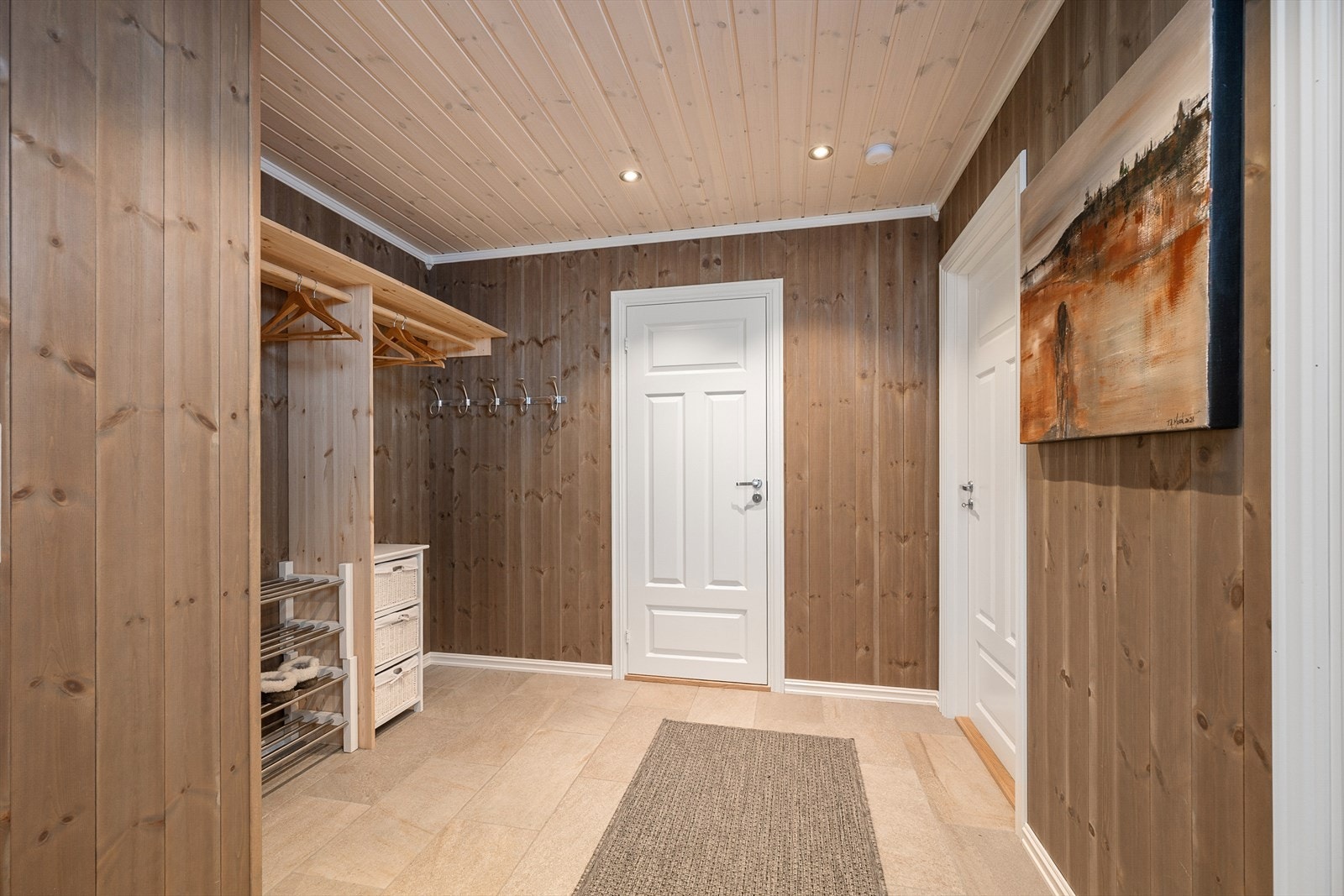 Smart garderobeløsning med plass til både yttertøy og sko. Galleribilde