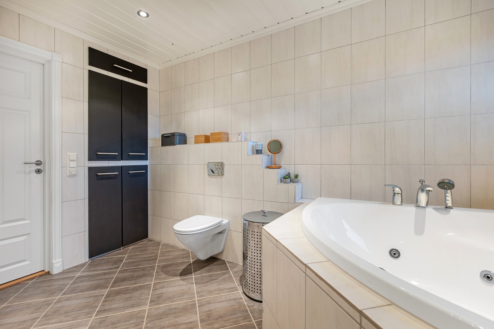 Stort og delikat baderom Galleribilde