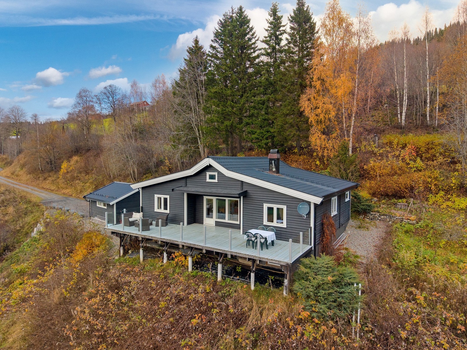 Rundt boligen er det naturtomt med naturlig vegetasjon som gir et harmonisk og naturlig preg, samtidig som området oppleves usjenert og fredelig. Galleribilde