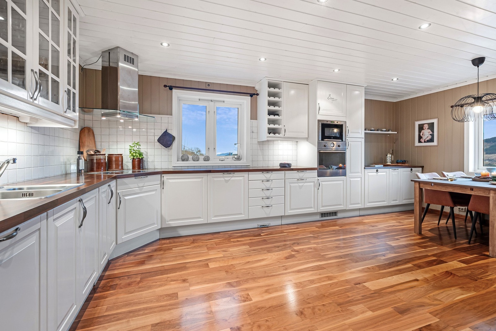 Det store kjøkkenet er både sjarmerende og praktisk utformet - et rom der det er hyggelig å lage mat og samles rundt bordet. Galleribilde