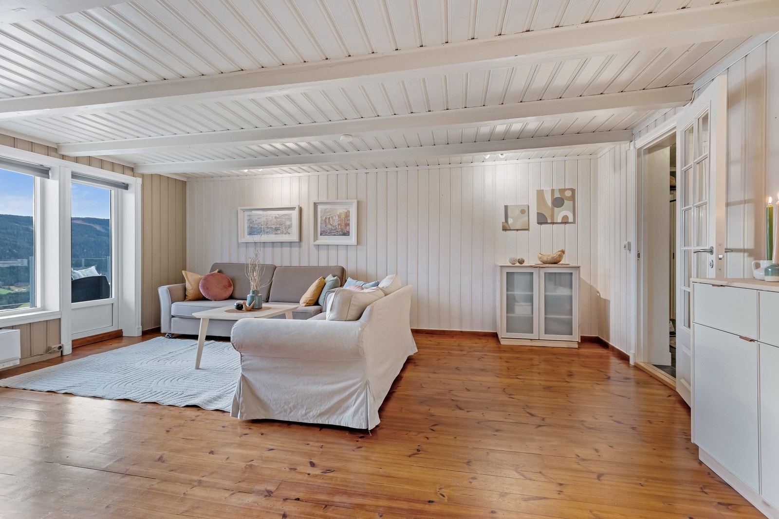 Rommet byr på god plass til både sofagruppe og andre møbler, slik at hele familien kan samles til både hverdag og fest. Galleribilde