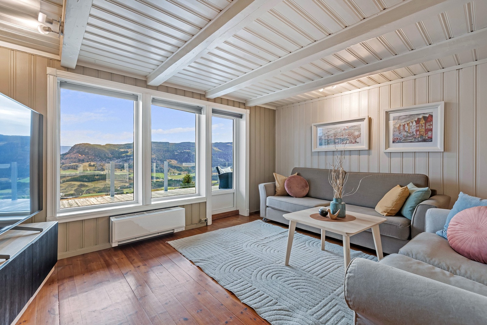 Lys og sjarmerende stue med fantastisk utsikt via de store vindusflatene. Galleribilde