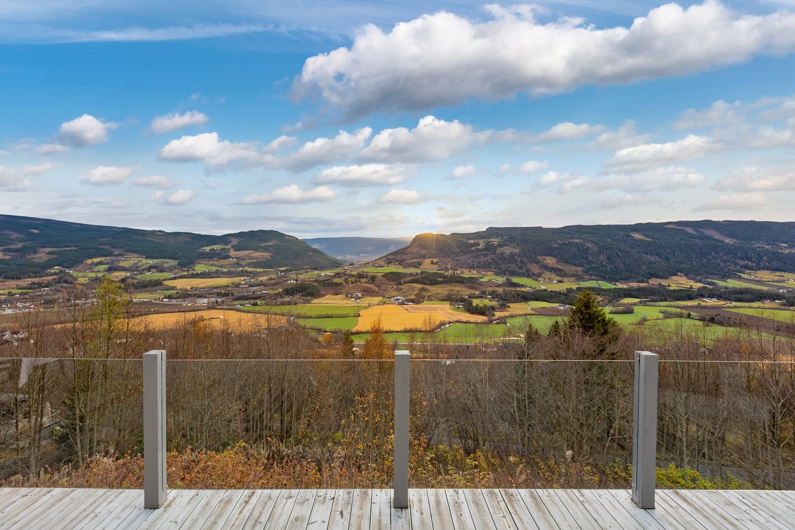 Det er nydelig utsikt over grønne sletter og dalen fra verandaen. Galleribilde